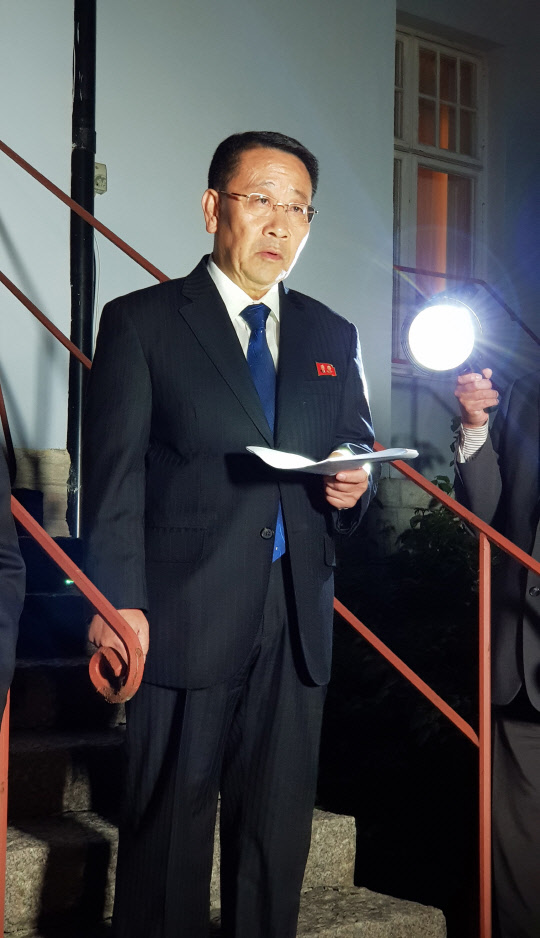 김명길 북한 외무성 순회대사가 5일(현지시간) 저녁 6시30분께 스톡홀름 외곽 북한대사관 앞에서 이날 열린 북미 실무협상 관련 성명을 발표하고 "북미 실무협상은 결렬됐다"고 밝혔다.   [공동취재단]